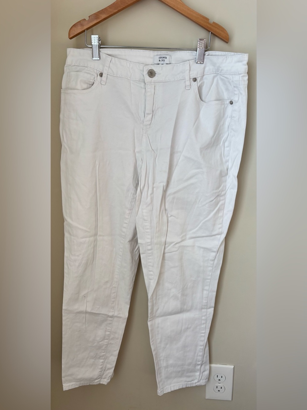 crown & ivy White Mid-Rise Capri Pants